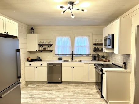 Fridge, microwave, oven, stovetop. The Spruce Goose apartment, near aviation museum, The Spruce Goose