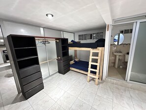 2 bedrooms, desk, WiFi, bed sheets