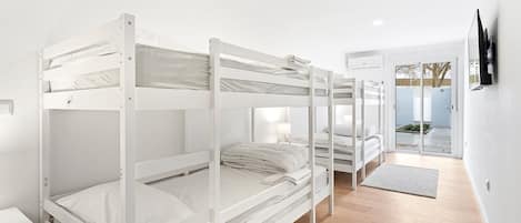 5 habitaciones, tabla de planchar con plancha y acceso a internet