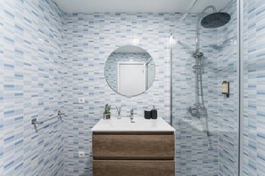 Dusj, hårføner og håndklær