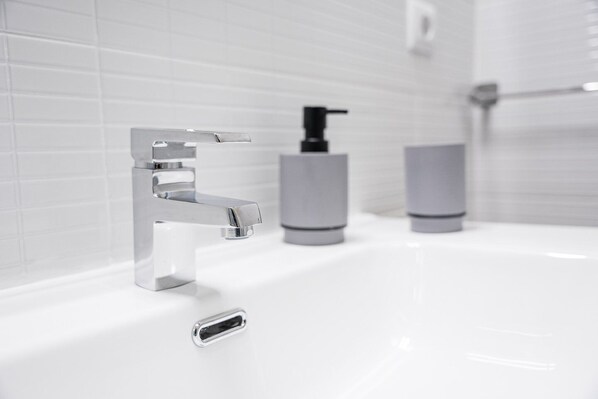 Dusj, hårføner og håndklær