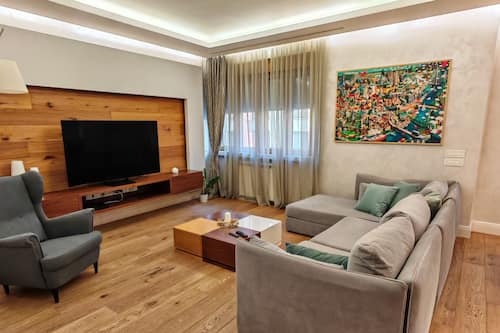 Appartement Luxe, vue jardin | Coin séjour | Télévision à écran plat de 55 pouces avec chaînes par câble, Netflix