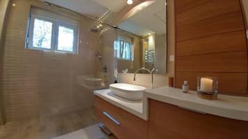 Luxury Apartment, Garden View | Bilik Mandi | Pancuran mandi, kelengkapan dandanan diri percuma, pengering rambut