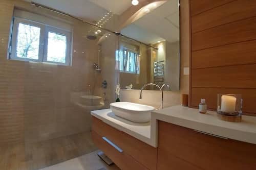 Appartement Luxe, vue jardin | Salle de bain | Douche, articles de toilette gratuits, sèche-cheveux, chaussons