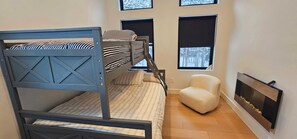 3 室のベッドルーム、WiFi (無料)、ベッドシーツ