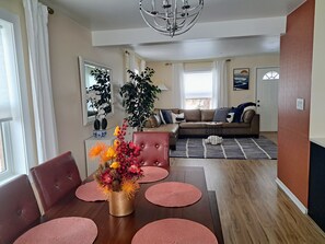 Interior - Luxury Cozy Stay-Near Six Flags, Navy Base (Gurnee)