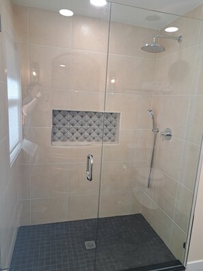 Een douche, een haardroger, handdoeken, zeep