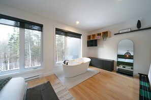 3 bedrooms, desk, free WiFi, bed sheets