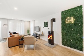 Smart TV, computer monitors