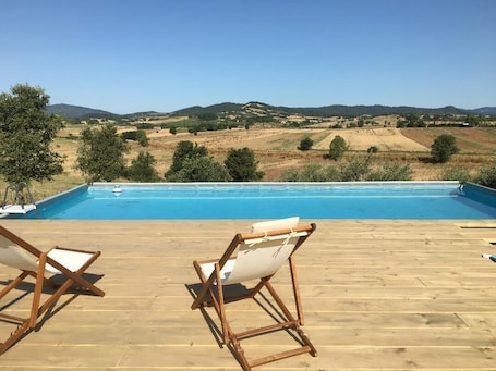 Una piscina al aire libre de temporada