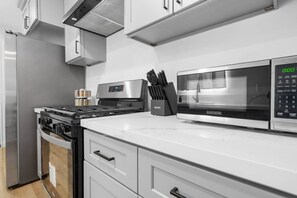 Kylskåp, mikrovågsugn, ugn och spishäll