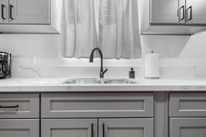 Kylskåp, mikrovågsugn, ugn och spishäll