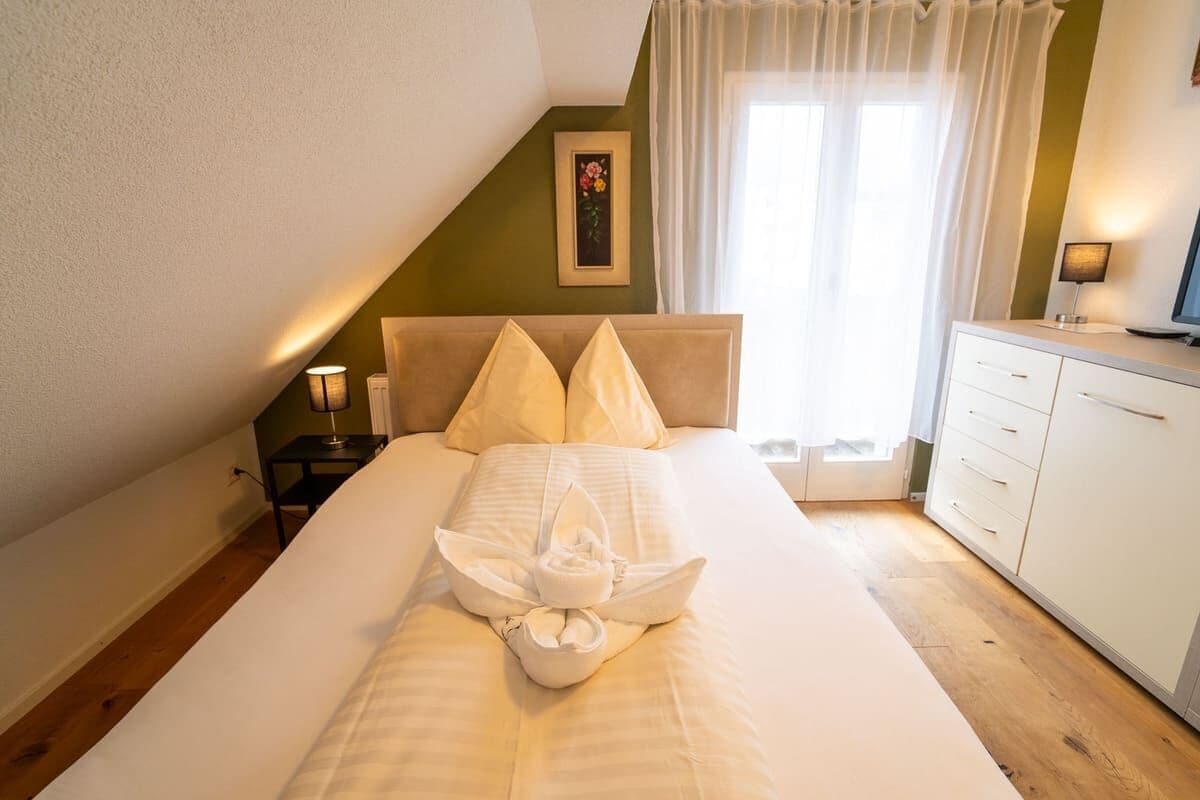 Quarto solteiro conforto | Quartos à prova de som, Wi-Fi de cortesia