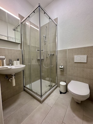 Comfort Single Room | Bathroom | Shower, hair dryer, towels, soap - BERG & BERG Hotel - Hellbühl Self-Check-in (Neuenkirch)