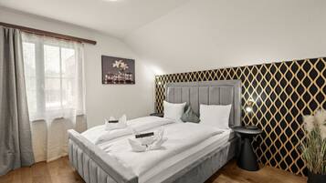 Un dormitorio con una cama grande, una mesita de noche, una lámpara y una ventana con cortinas.