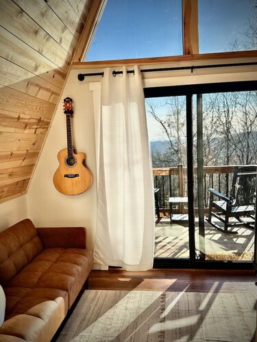 The Charlotte: cozy mountain cabin with huge views