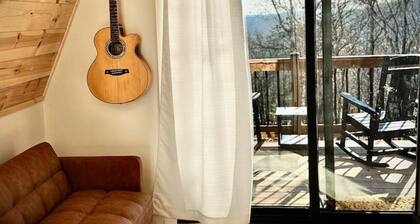 The Charlotte: cozy mountain cabin with huge views