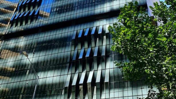 Un gratte-ciel moderne et imposant, doté d’une façade en verre réfléchissant et d’une conception architecturale originale.