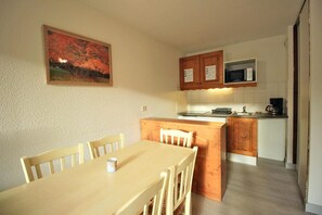 Dining - 300m from resort center, 4th floor, balcony, parking, tv, ski locker, 45m², La Norma (Villarodin-Bourget)