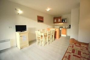 Interior - 300m from resort center, 4th floor, balcony, parking, tv, ski locker, 45m², La Norma (Villarodin-Bourget)