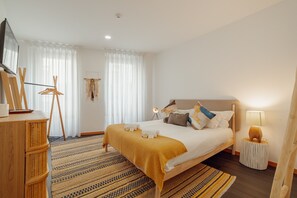 5 bedrooms, iron/ironing board, free WiFi, bed sheets
