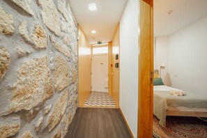 5 bedrooms, iron/ironing board, free WiFi, bed sheets