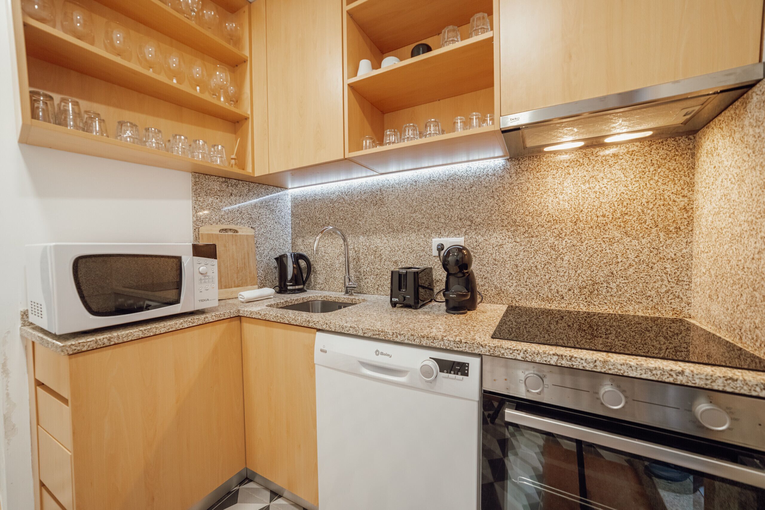 Réfrigérateur, micro-ondes, four, lave-vaisselle