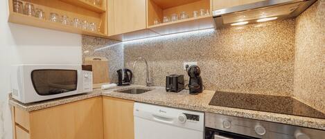 Réfrigérateur, four à micro-ondes, un four, lave-vaisselle