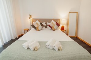 5 bedrooms, iron/ironing board, free WiFi, bed sheets
