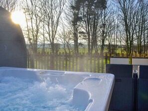 Outdoor spa tub - 1 bedroom accommodation in Hunmanby (Hunmanby)