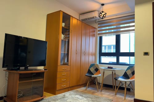 Standard-Apartment, Stadtblick | Wohnbereich | Flachbildfernseher