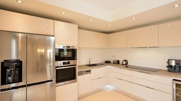 Køleskab, mikrobølgeovn, ovn, kogeplade