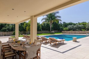Outdoor dining - Jacuzzi -BBQ-Big pool - Walk to beach & grocery store (Souda)