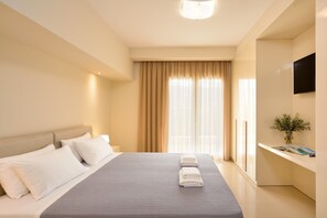 7 makuuhuonetta, tallelokero huoneessa, silitysrauta/-lauta