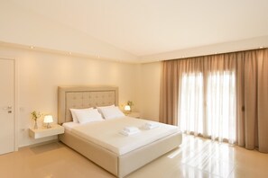 7 bedrooms, in-room safe, iron/ironing board, travel crib - Jacuzzi -BBQ-Big pool - Walk to beach & grocery store (Souda)