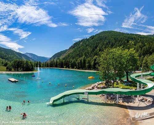  Studio rénové 30 m2 + 8 m2 terrasse vue montagne, proche pistes, parking, wifi