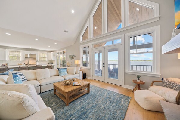 Téléviseur connecté, foyer, table de ping-pong