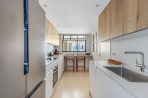 Kühlschrank, Mikrowelle, Ofen, Geschirrspüler