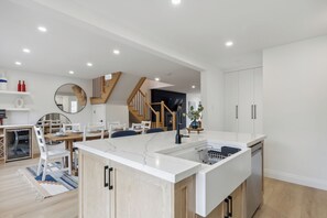 161 Vacation Inn (No Pets) | Private kitchen | Full-size fridge, microwave, oven, stovetop - Vacation Inn Townhomes (Collingwood)