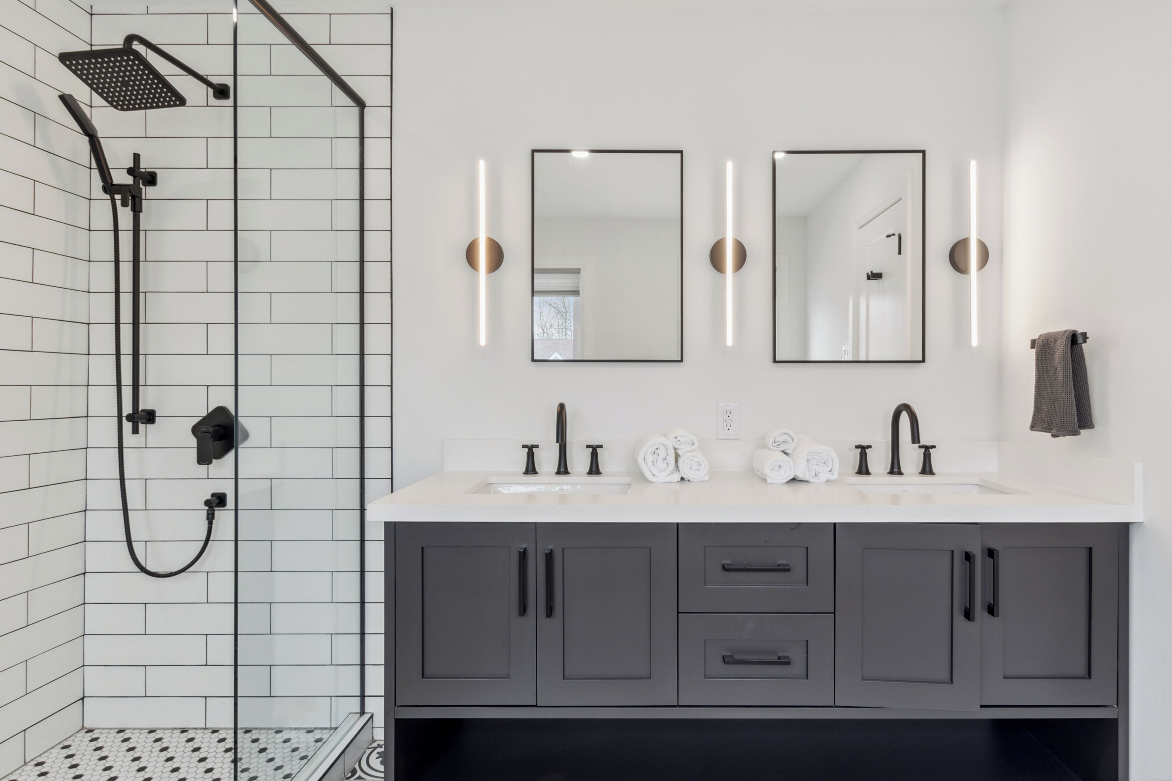 Comfort-Stadtwohnung | Badezimmer | Duschwanne, kostenlose Toilettenartikel, Handtücher, Seife