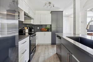 Klassieke resortwoning | Privékeuken | Een koelkast met diepvriezer, een microgolfoven, een oven, een kookplaat