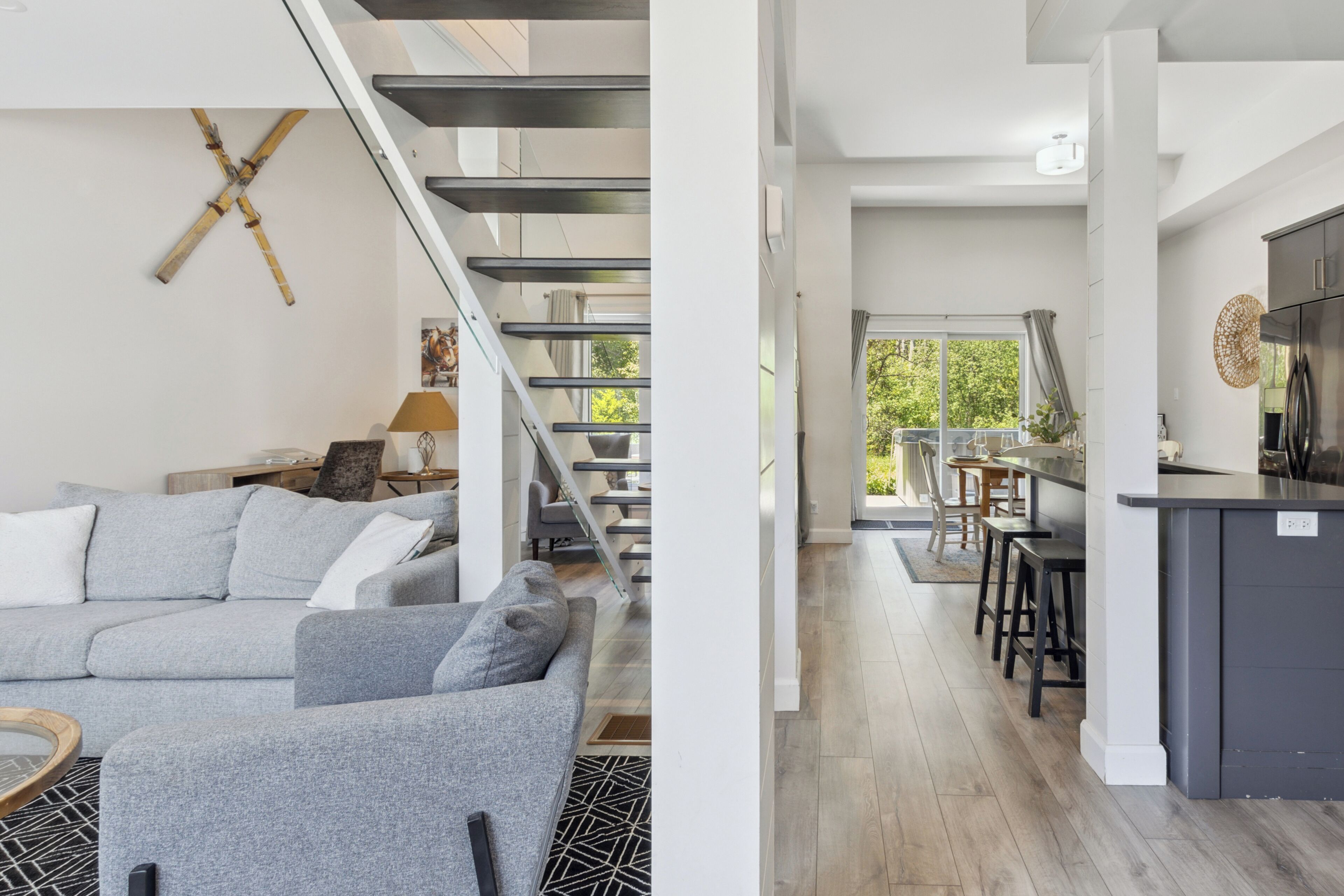 Casa geminada clássica | Área de estar | Smart TV 45 polegadas com canais digitais, lareira