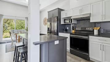 Residenza Classic | Cucina privata | Frigorifero con congelatore, microonde, forno, piano cottura