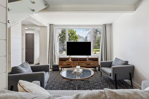 Klassieke resortwoning | Woonruimte | Een 45-inch smart-tv met digitale zenders en een open haard