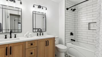 Comfort Townhome | Bathroom | Towels, soap, shampoo, toilet paper