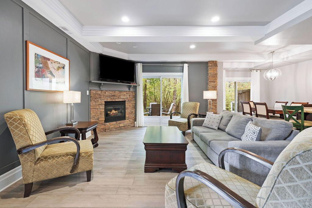 Condo familiar | Área de sala de estar | Smart TV de 45 pulgadas con canales digitales y chimenea 