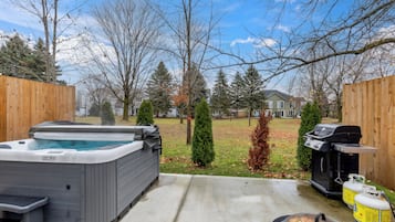 Comfort Townhome | Private spa tub