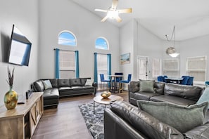 TV - Beautiful 5BR Pool Home Close to Theme Parks (Davenport)