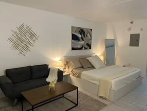 1 bedroom, iron/ironing board, WiFi, bed sheets - Minutes from Disney, Universal and Seaworld. Pool
(Kissimmee)