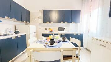 Micro-ondes, four, plaque de cuisson, lave-vaisselle